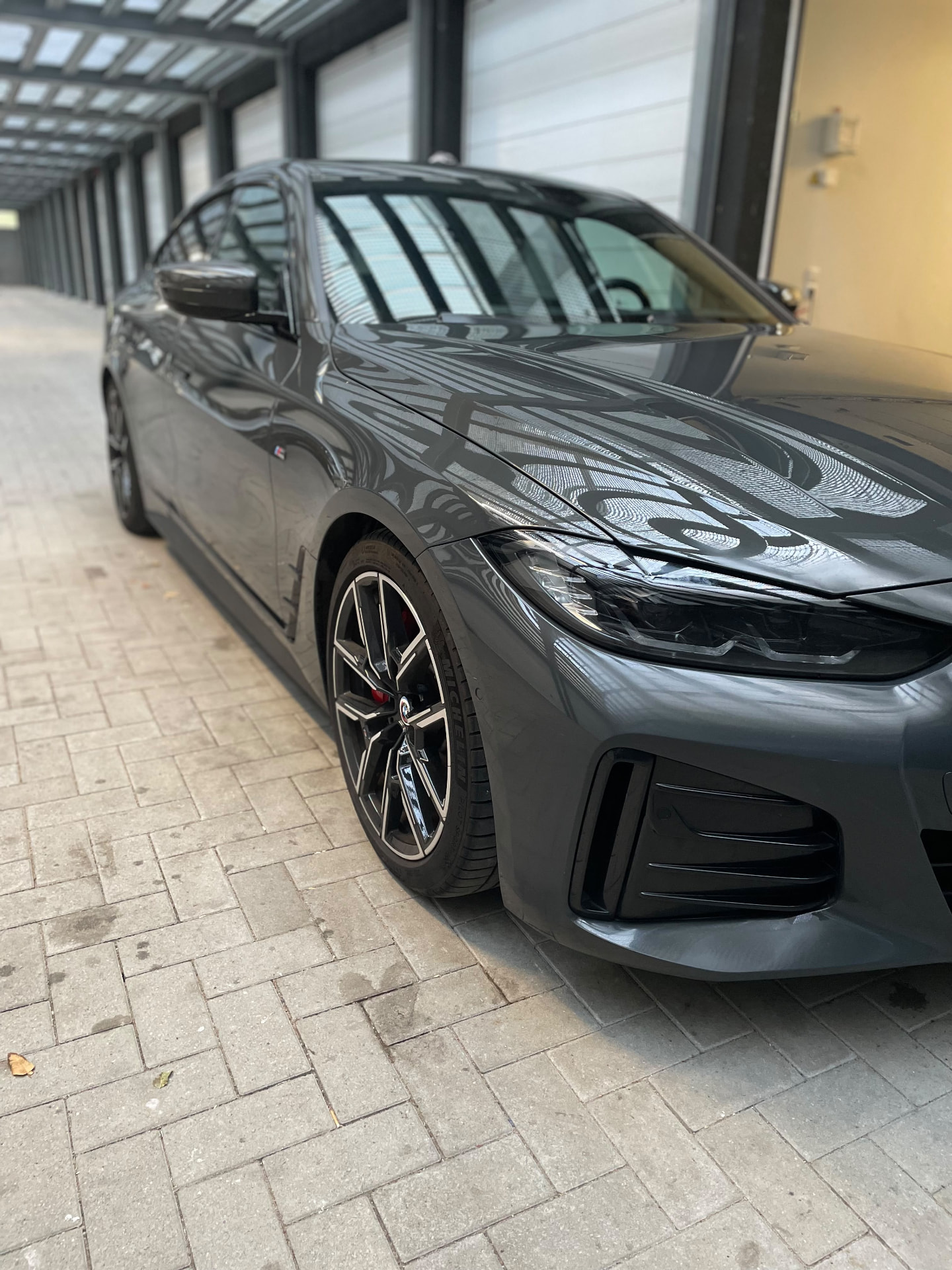 BMW Serie 4 gris oscuro de cerca, con la pintura efecto espejo