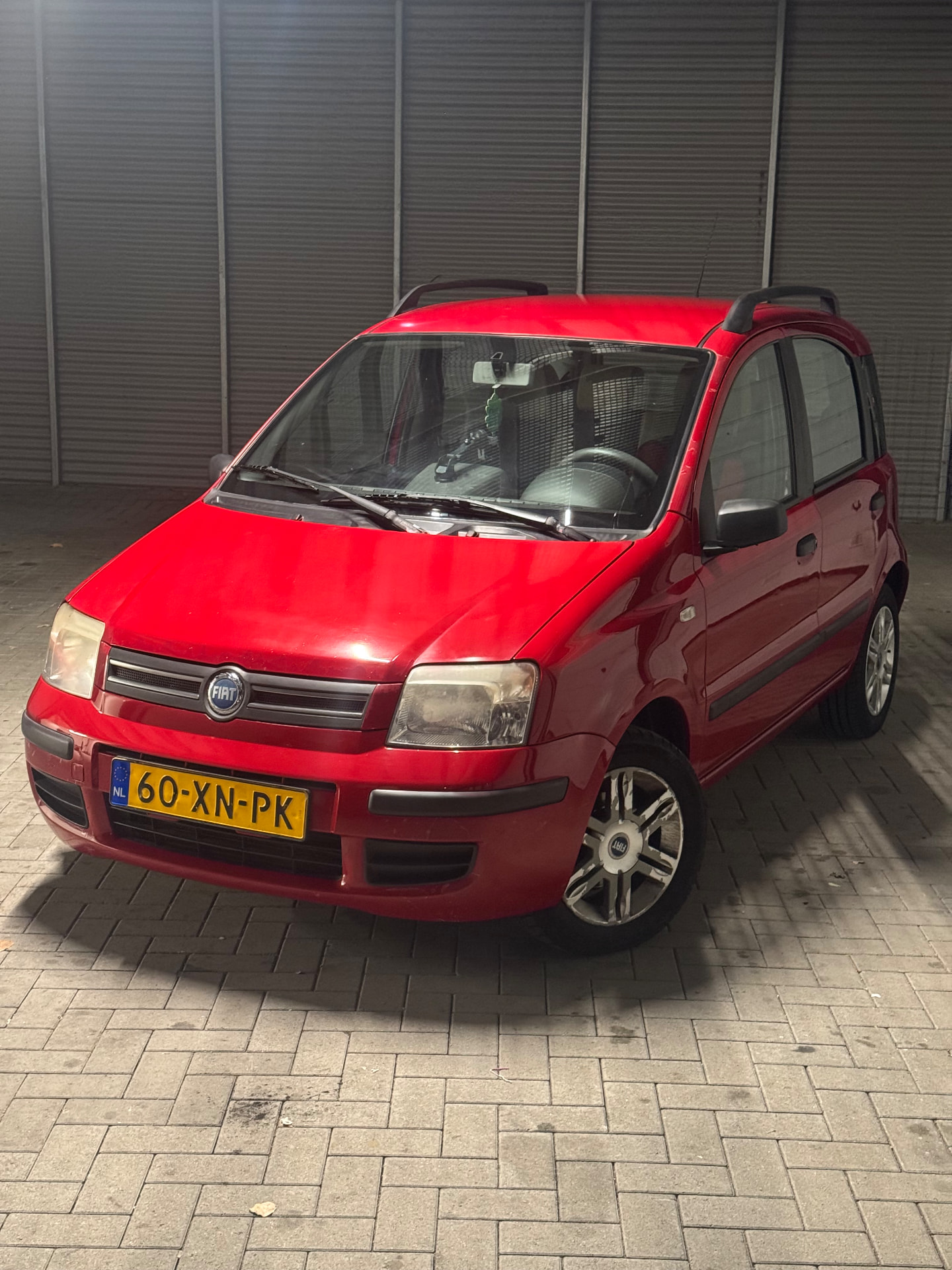 Fiat rojo con la pintura recuperada tras el pulido
