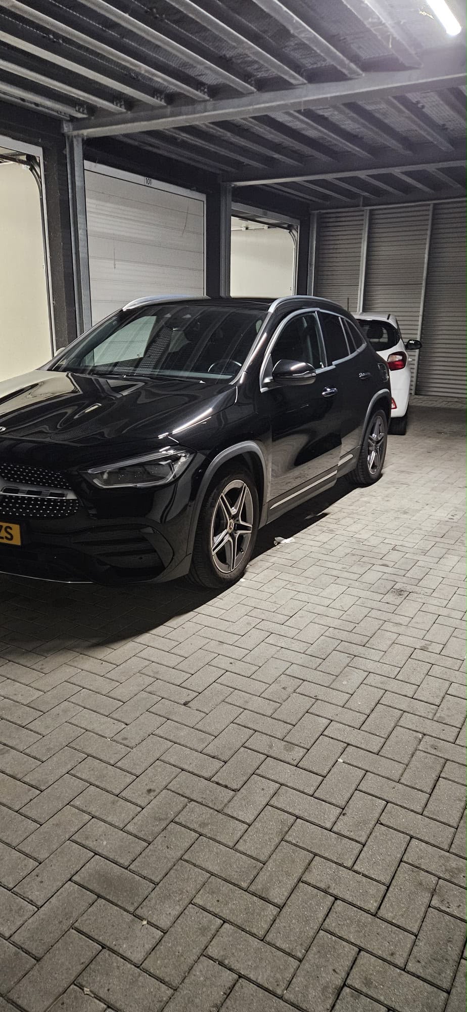 Mercedes GLA negro visto de frente y de lado, con la pintura muy brillante