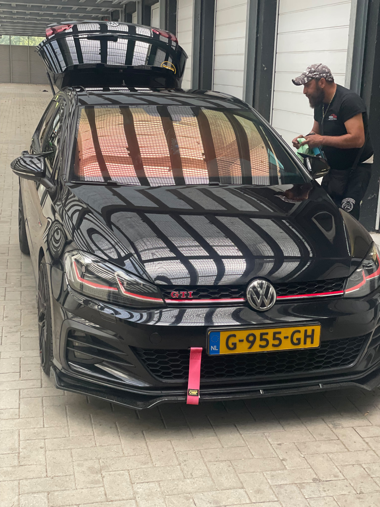 Volkswagen Golf GTI negro con el maletero abierto mientras se remata el lateral