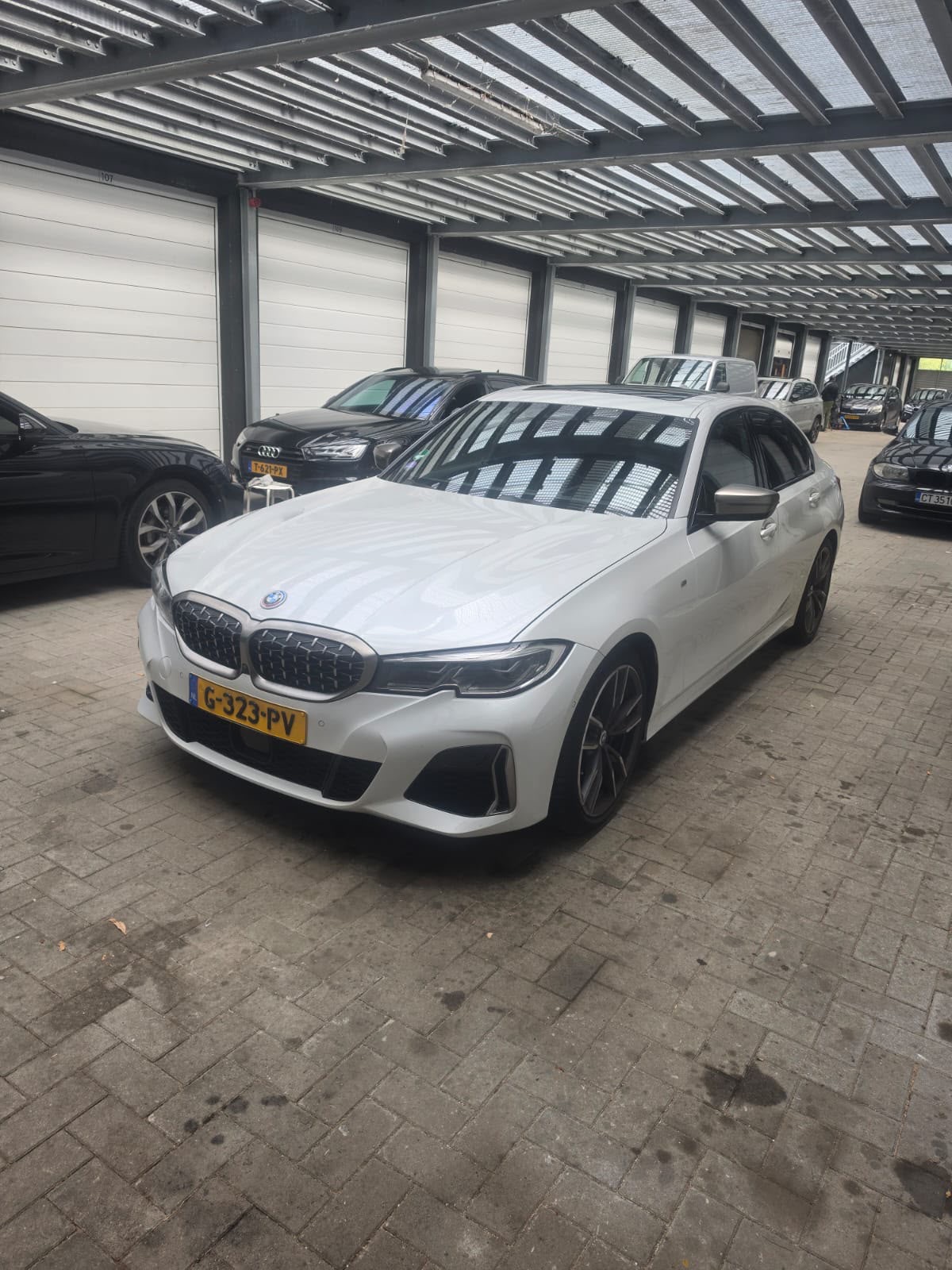 BMW Serie 3 blanco entero bajo la techumbre, recién pulido