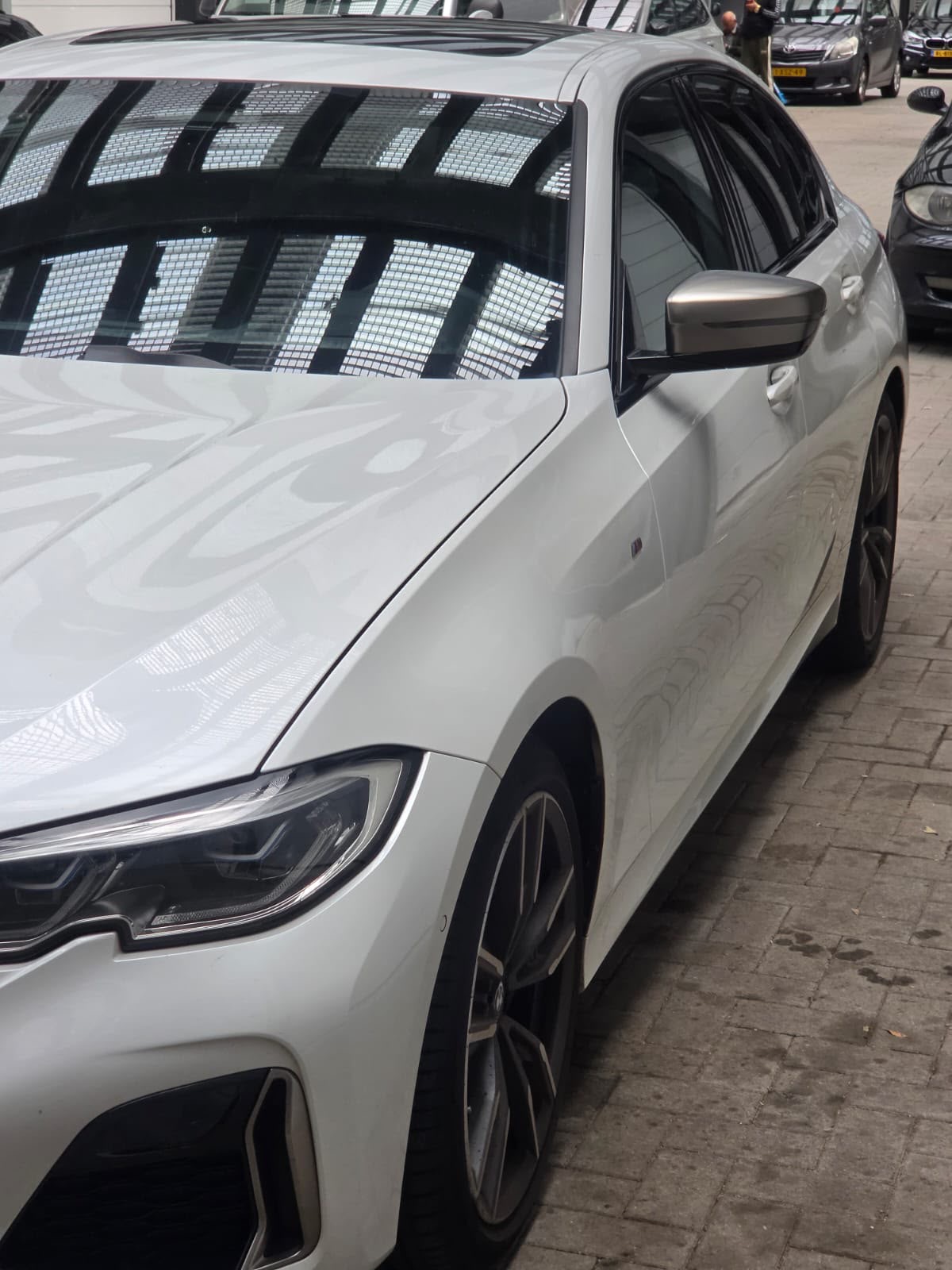 BMW Serie 3 blanco de cerca, con la pintura blanca muy brillante