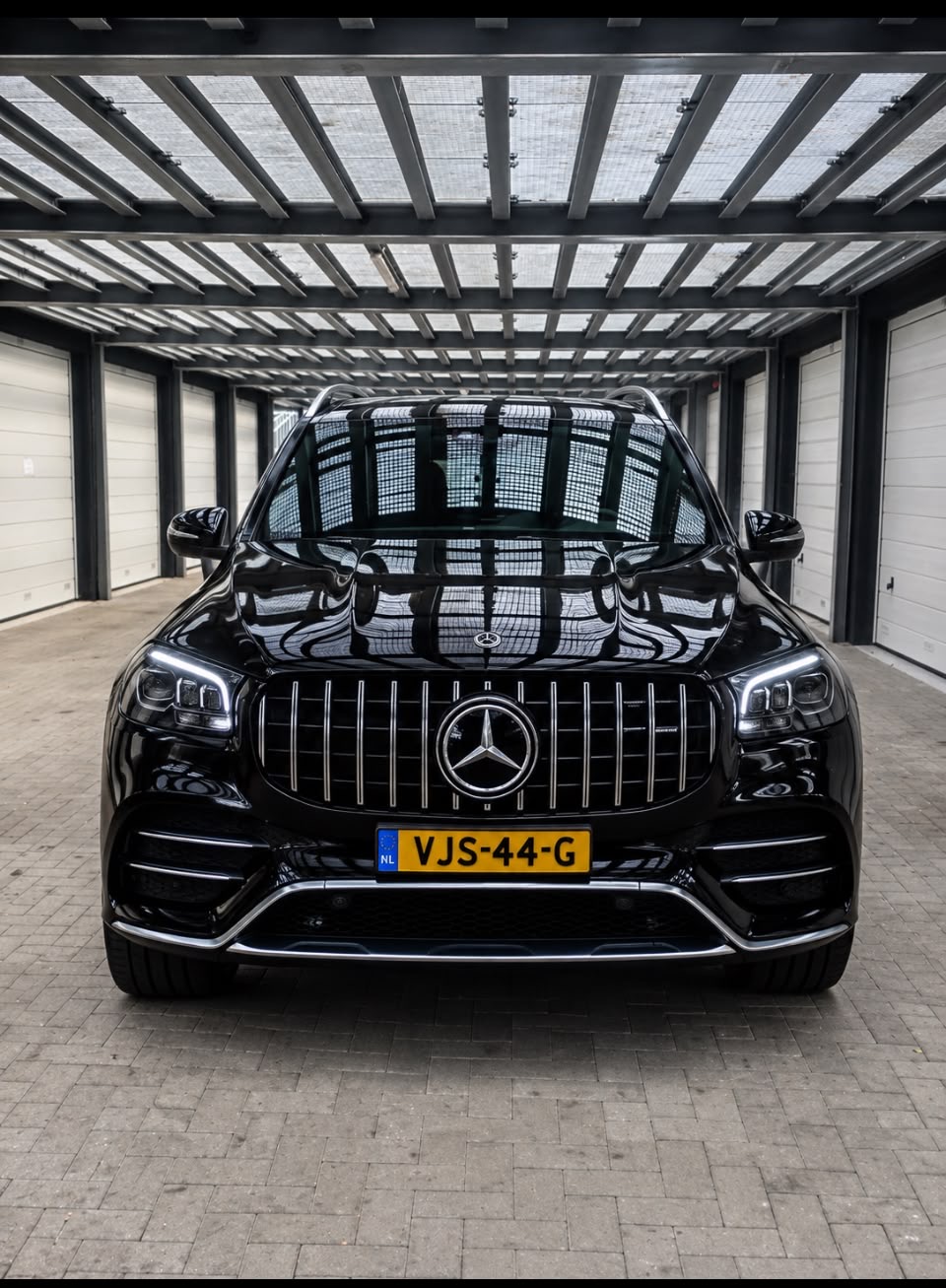 Mercedes AMG negro de frente con la calandra brillante tras el pulido