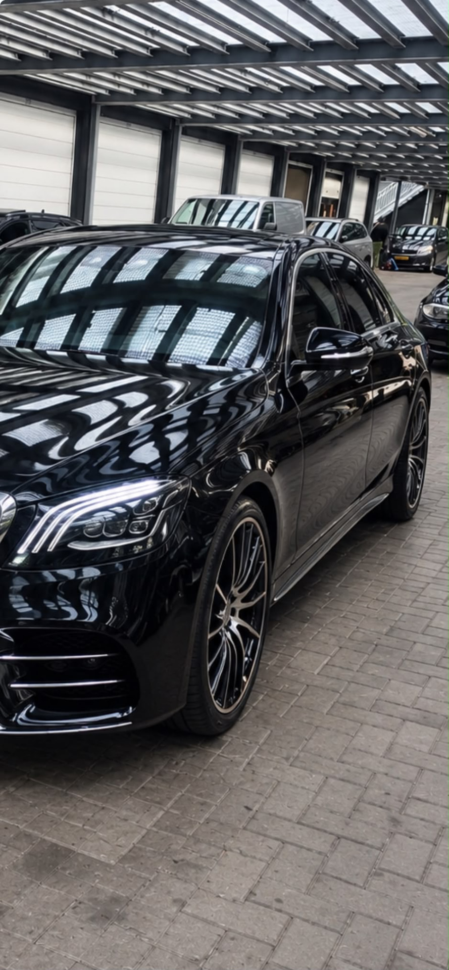 Mercedes Clase S negro de lado con acabado espejo